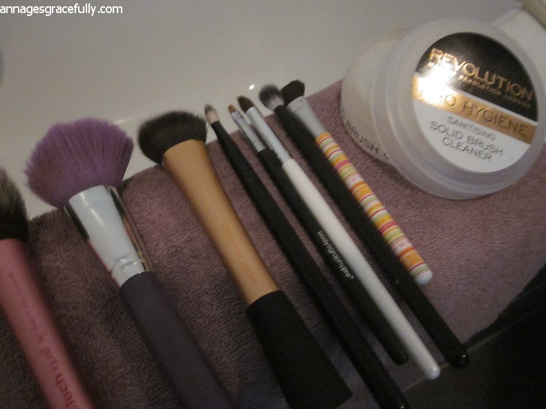 Revolution Solid brush cleaner