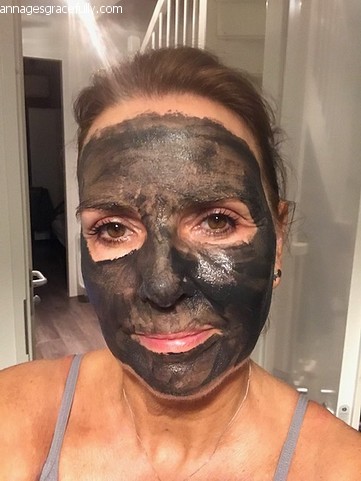 Madara charcoal & mud repair mask