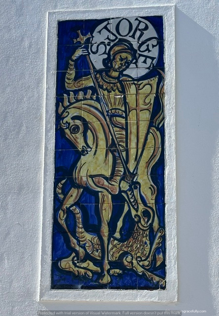Een mozaïek van Sint Joris te paard, gehuld in gouden en blauwe kleuren, met een lans in de hand.