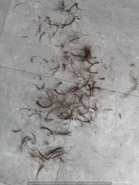 Een vloer bedekt met losse haren.