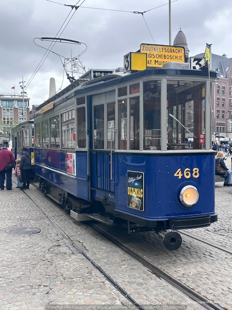 Een blauwe tram met het nummer 468 staat stil op het station, met een bord dat de route naar Zoutkeetsgracht aangeeft.