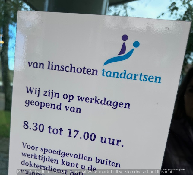 Een bord van tandartspraktijk Van Linschoten met openingstijden van 8.30 tot 17.00 uur op werkdagen.